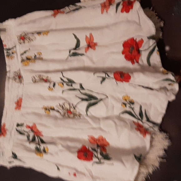 EUC white floral print hollister shorts loose fit ruffle size medium 100%viscose - Picture 2 of 4